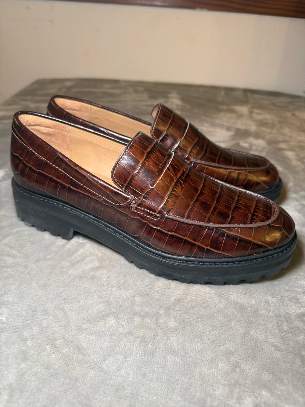 Everlane Womenโs Size 9 Brown Croc Embossed Leather Lug Sole Loafers NWOT